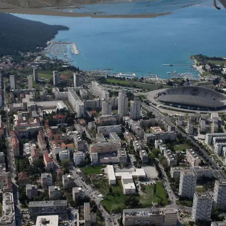 Karmen - Close To The Center Apartment Split