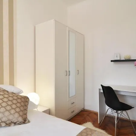 Karmen - Close To The Center Apartment *