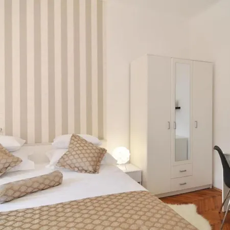 Karmen - Close To The Center Apartment Split